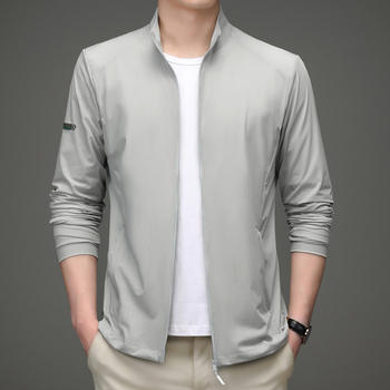 Kõrge kaelusega suvejak päikesekaitsega — lukk, küljetaskud