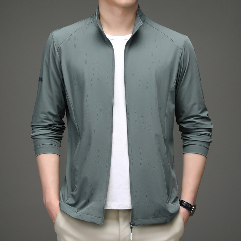 Kõrge kaelusega suvejak päikesekaitsega — lukk, küljetaskud