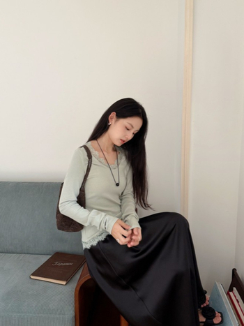 Puuvillane T-särk pitsilise detailiga, pikad varrukad, V-kaelusega