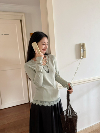 Puuvillane T-särk pitsilise detailiga, pikad varrukad, V-kaelusega