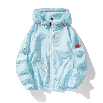 UV-kaitsekapuutsiga jakk suveks kerge, vaba lõikega, nailonsegu materjal, teadusulme trükis, eesmine tõmblukk ja tõmblukuga taskud