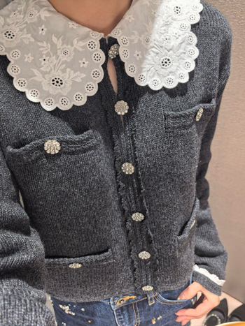 Naise lühike kootud kardigan eemaldatava pitskaelusega, villase–viskoossegu, slim fit, pikad varrukad, ühevärviline, elegantne igapäevane stiil.