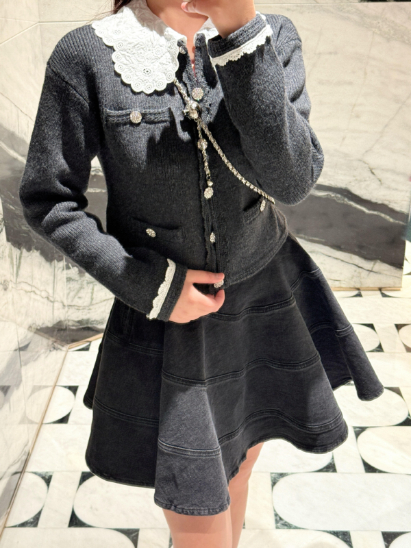 Naise lühike kootud kardigan eemaldatava pitskaelusega, villase–viskoossegu, slim fit, pikad varrukad, ühevärviline, elegantne igapäevane stiil.