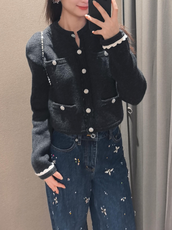 Naise lühike kootud kardigan eemaldatava pitskaelusega, villase–viskoossegu, slim fit, pikad varrukad, ühevärviline, elegantne igapäevane stiil.