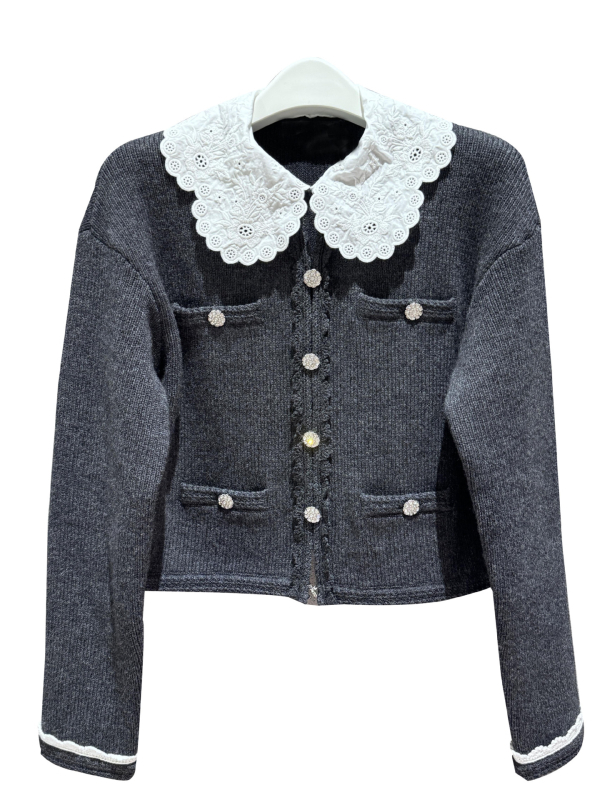 Naise lühike kootud kardigan eemaldatava pitskaelusega, villase–viskoossegu, slim fit, pikad varrukad, ühevärviline, elegantne igapäevane stiil.