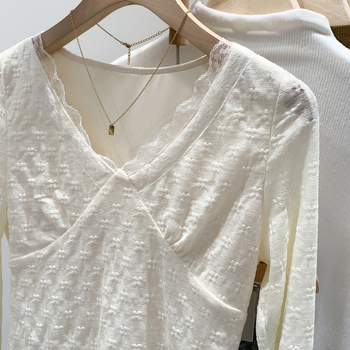 Nailonist T-särk V-kaelusega, pikkade käistega, kitsas lõige, 95%+ põhilise materjali koostis