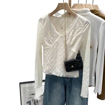 Nailonist T-särk V-kaelusega, pikkade käistega, kitsas lõige, 95%+ põhilise materjali koostis