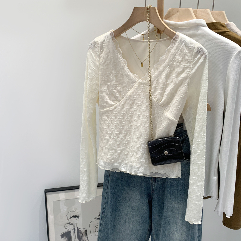 Nailonist T-särk V-kaelusega, pikkade käistega, kitsas lõige, 95%+ põhilise materjali koostis