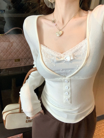 Naistele pikkade kätega kapuutsiga T-särk, pitsilise sisetusega motiiv, modal-elastaan kangas, kitsas lõige, lühike pikkus 40–50 cm