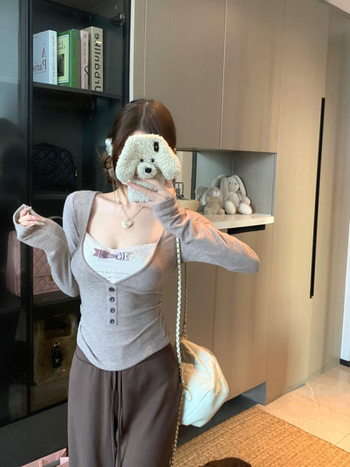 Naistele pikkade kätega kapuutsiga T-särk, pitsilise sisetusega motiiv, modal-elastaan kangas, kitsas lõige, lühike pikkus 40–50 cm