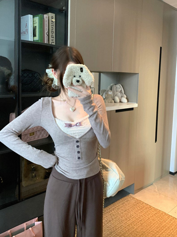 Naistele pikkade kätega kapuutsiga T-särk, pitsilise sisetusega motiiv, modal-elastaan kangas, kitsas lõige, lühike pikkus 40–50 cm