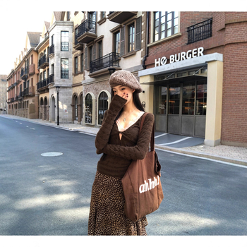 Puuvillane pikkade varrukatega T-särk elastaaniga, pitsiline V-kaelus, muster sobitatud, kitsas lõige