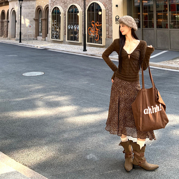 Puuvillane pikkade varrukatega T-särk elastaaniga, pitsiline V-kaelus, muster sobitatud, kitsas lõige