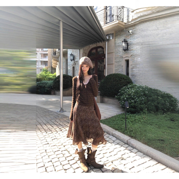 Puuvillane pikkade varrukatega T-särk elastaaniga, pitsiline V-kaelus, muster sobitatud, kitsas lõige