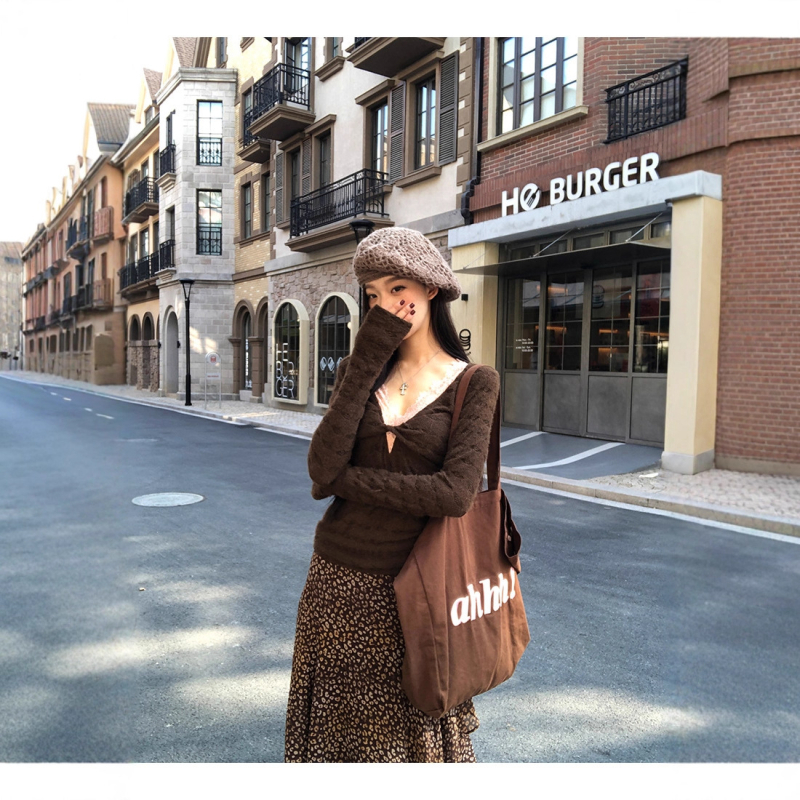 Puuvillane pikkade varrukatega T-särk elastaaniga, pitsiline V-kaelus, muster sobitatud, kitsas lõige