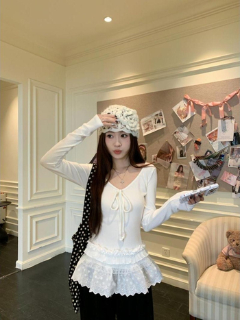 Naiste V-kaelusega kudum, pitsiliste paneelidega, nööri detail ja pikkade varrukatega, kitsas lõige