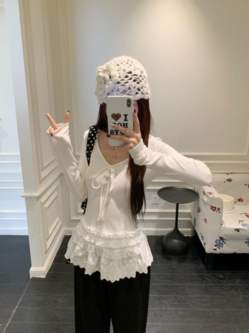 Naiste V-kaelusega kudum, pitsiliste paneelidega, nööri detail ja pikkade varrukatega, kitsas lõige