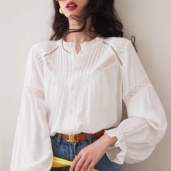 Särk pitsiliste detailidega, ühtne värv, pikkade varrukatega, lotose lehe kujuline kaelus, vaba lõige, eeslõike nööpidega, polüester-elastaan segu, sügis 2024