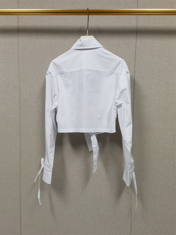 Puuvillased pikkade varrukatega särgid, särgikael, ees ühe rinda nööpide jada, tavaline lõige, tikand, suvi 2025