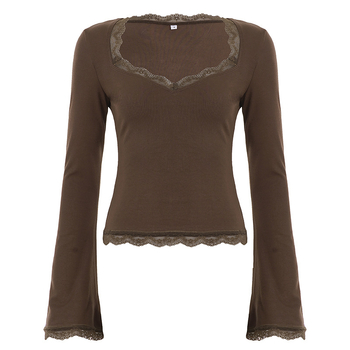 Polüestrist T-särk pitsilise äärise ja õmblusdetailidega, trompetivarrukatega, ruudukujuline kaelus