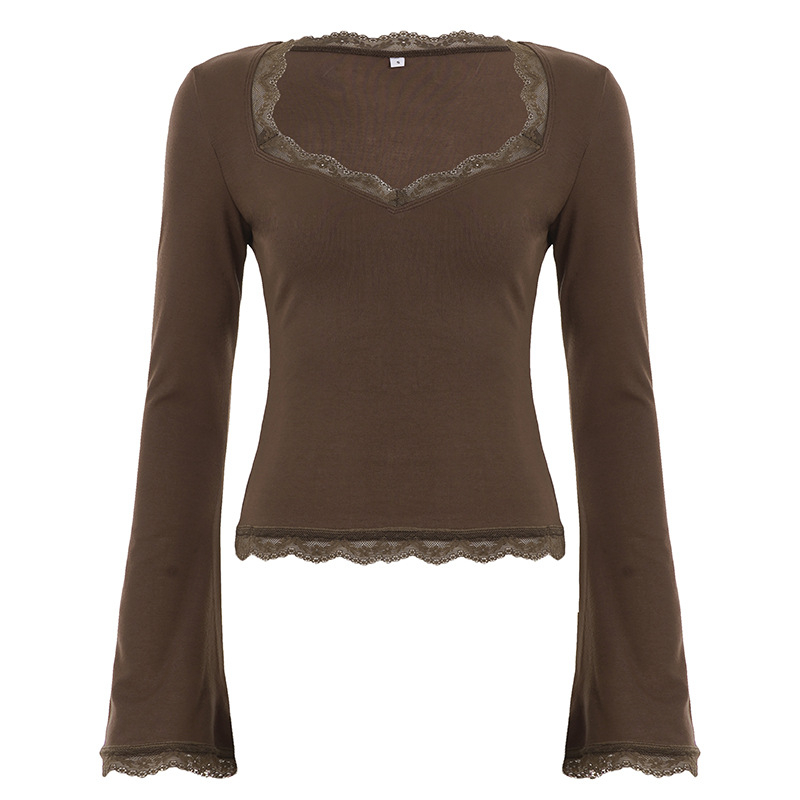 Polüestrist T-särk pitsilise äärise ja õmblusdetailidega, trompetivarrukatega, ruudukujuline kaelus