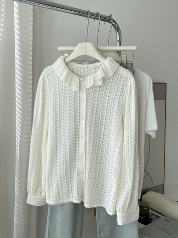 Puuvillane särk 95% puuvillaga, pikkade varrukatega, ümmarguse kaelusega, kitsas lõige, tikand floraalsete motiividega