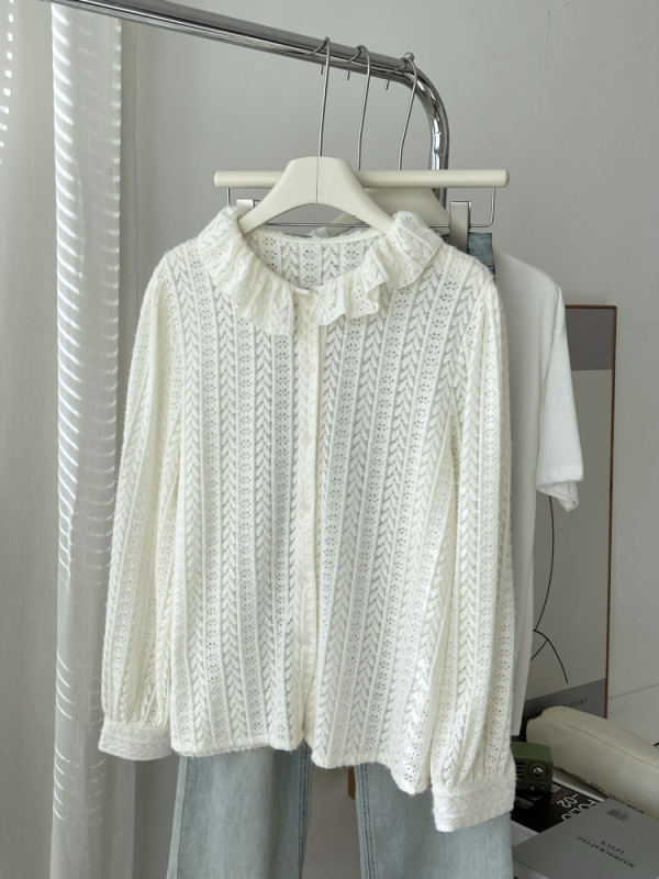 Puuvillane särk 95% puuvillaga, pikkade varrukatega, ümmarguse kaelusega, kitsas lõige, tikand floraalsete motiividega