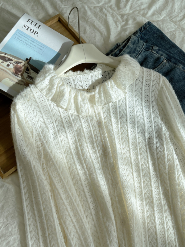 Puuvillane särk 95% puuvillaga, pikkade varrukatega, ümmarguse kaelusega, kitsas lõige, tikand floraalsete motiividega