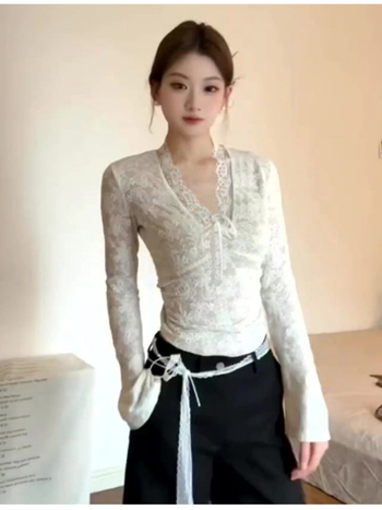 Naiste kapuutsiga top nylon-spandexist, ühetooniline, V-kaelus, pikad varrukad, sale lõige, pikkus 50–65 cm.