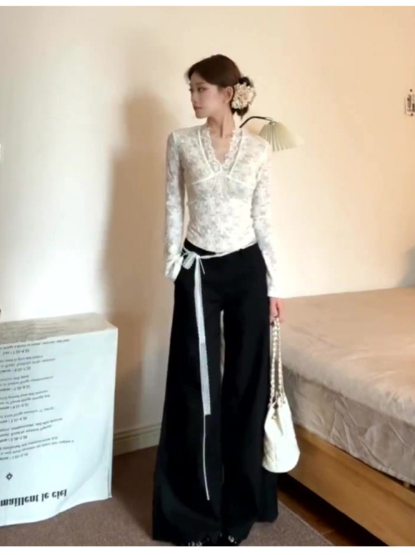 Naiste kapuutsiga top nylon-spandexist, ühetooniline, V-kaelus, pikad varrukad, sale lõige, pikkus 50–65 cm.