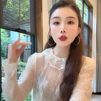 Läbipaistva võrgu pitsiline pluus, pikkade varrukatega, ümmarguse kaelusega, šifon-poliester materjal, kitsas lõige, pikkus 50–65 cm