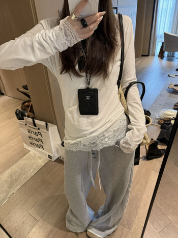 Naistele pikkade varrukatega T-särk ebakorraparaste pitspaneelidega, slim fit, polüester-spandeks segu, ümara kaelusega, keskmise pikkusega