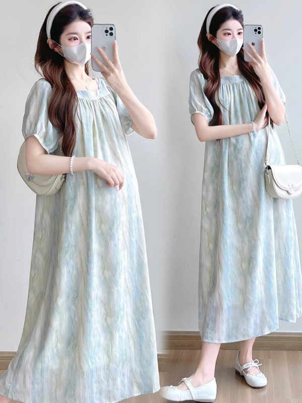 Rasedate suvine kleit 2025: keskmise pikkusega A-liin, ruudukujulise kaelusega, 3/4 varrukatega, polüesterkangas.