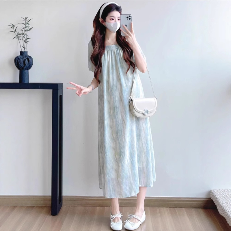 Rasedate suvine kleit 2025: keskmise pikkusega A-liin, ruudukujulise kaelusega, 3/4 varrukatega, polüesterkangas.