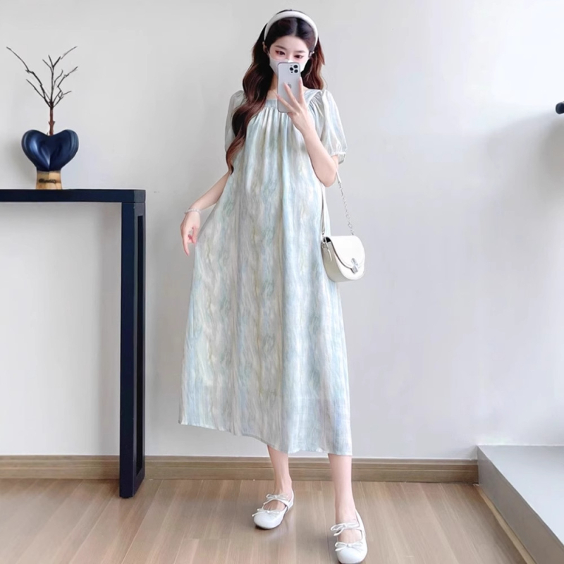 Rasedate suvine kleit 2025: keskmise pikkusega A-liin, ruudukujulise kaelusega, 3/4 varrukatega, polüesterkangas.