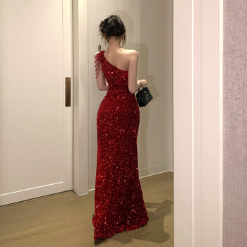 Õhtukleit helmestega ja pailettidega, ühel õlal kalle kaelus, kõrge talje, ilma varrukateta, pikk kleit, polüester