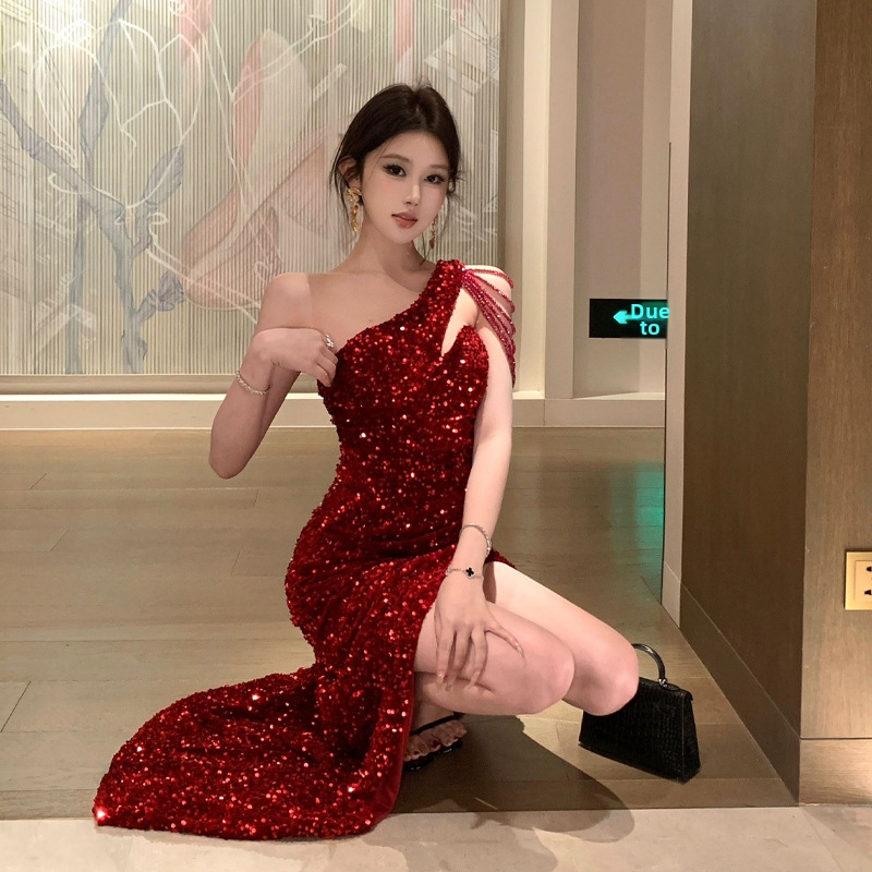 Večerné šaty s perličkami a flitrami, jednoramenný výstrih so šikmým lemom, vysoký pás, bez rukávov, dlhá sukňa, z polyesteru