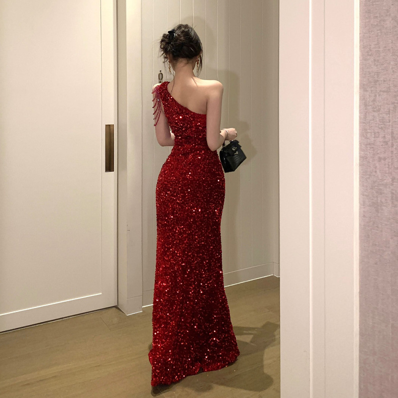 Õhtukleit helmestega ja pailettidega, ühel õlal kalle kaelus, kõrge talje, ilma varrukateta, pikk kleit, polüester