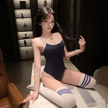 Rollimängude õpilase ülikond: püstisega gimnastika kombinezon polüestrist (90–95%), naine, 2024. aasta talv