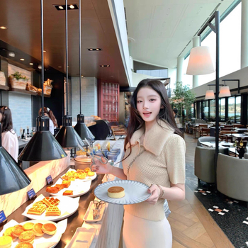 Õhuke baas-T-särk naistele villase materjaliga, polüester 50–70% segu, rever-kaelus, 3/4 varrukad, lühike pikkus 40–50 cm.