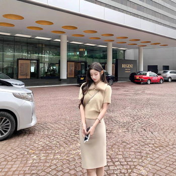 Õhuke baas-T-särk naistele villase materjaliga, polüester 50–70% segu, rever-kaelus, 3/4 varrukad, lühike pikkus 40–50 cm.