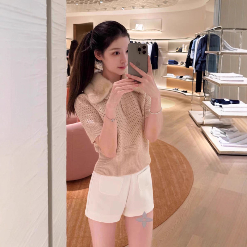 Õhuke baas-T-särk naistele villase materjaliga, polüester 50–70% segu, rever-kaelus, 3/4 varrukad, lühike pikkus 40–50 cm.