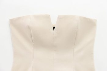 Tube Top naistele, Euroopa stiilis, ilma õlgadeta väikese V-kaelusega ja välja lõigatud detailiga, kitsas lõige — suvi 2025; polüesterkangas; polüestri sisaldus 30–50%; tänav hipster stiil; naistele