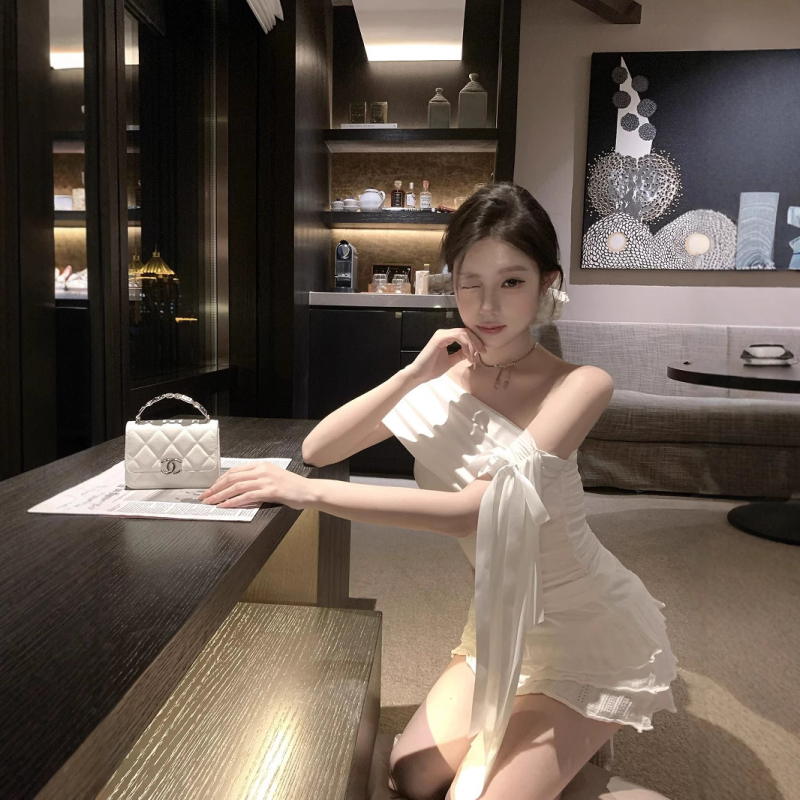 Asümmeetrilise paelaga T-särk, bez mangas, kolaaži disain, polüesterkangas, pikkus 50–65 cm