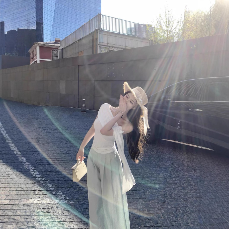 Asümmeetrilise paelaga T-särk, bez mangas, kolaaži disain, polüesterkangas, pikkus 50–65 cm