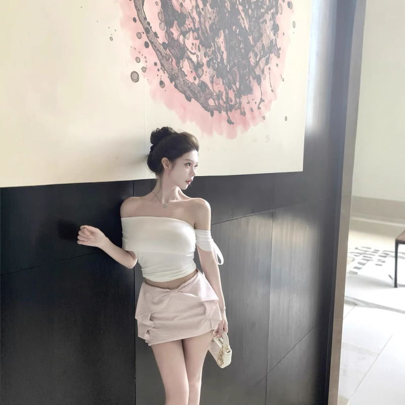 Asümmeetrilise paelaga T-särk, bez mangas, kolaaži disain, polüesterkangas, pikkus 50–65 cm