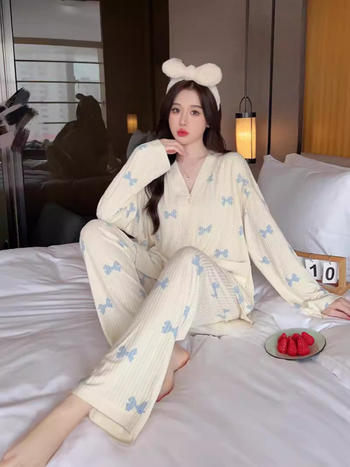 Triibuline rasedus- ja imetamispidžaama komplekt, pikad varrukad, püksid, imetamisava, kootud materjal puuvill-poliester (puuvill 30–50%, polüester 50–70%)