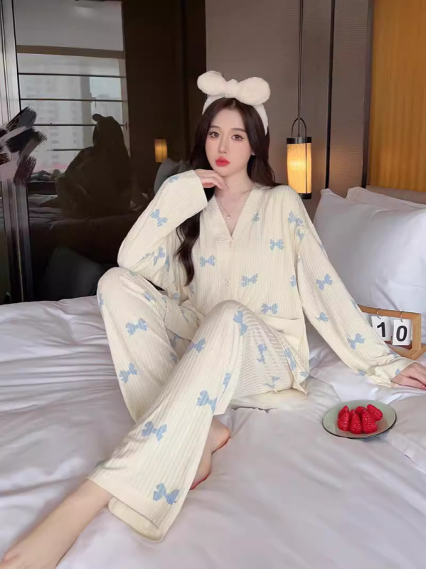 Triibuline rasedus- ja imetamispidžaama komplekt, pikad varrukad, püksid, imetamisava, kootud materjal puuvill-poliester (puuvill 30–50%, polüester 50–70%)