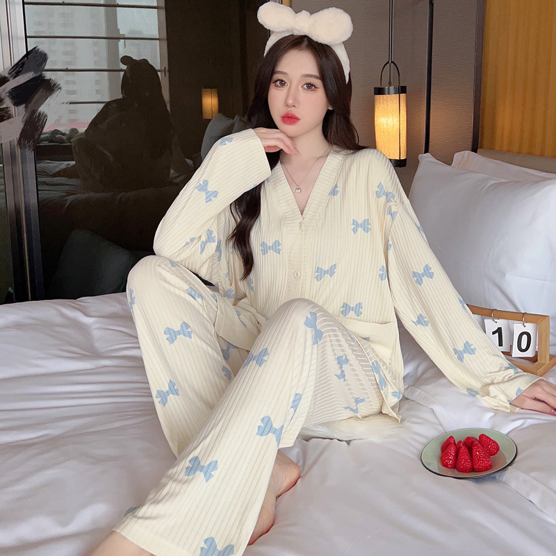 Triibuline rasedus- ja imetamispidžaama komplekt, pikad varrukad, püksid, imetamisava, kootud materjal puuvill-poliester (puuvill 30–50%, polüester 50–70%)