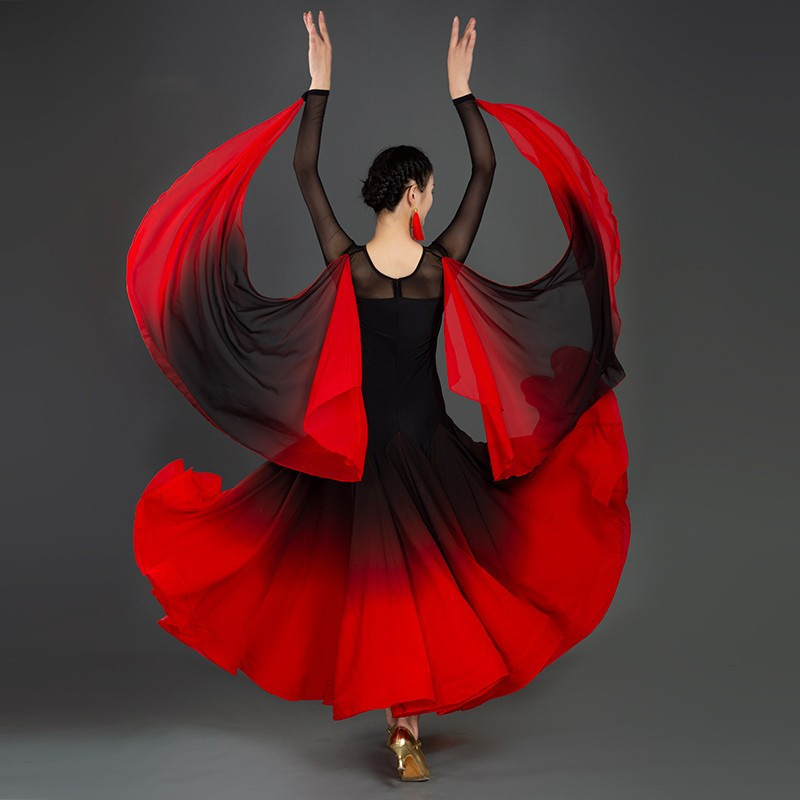 Naine riikliku standardtantsude kleit – moods valsukleit gradientse lai seelikuga, polüester, vanuses 18–24 aastat